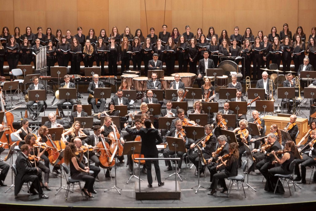 Antonio Mendez, director de la orquesta y los músicos en un concierto de la Sinfónica de Tenerife, temporada 2018-2019