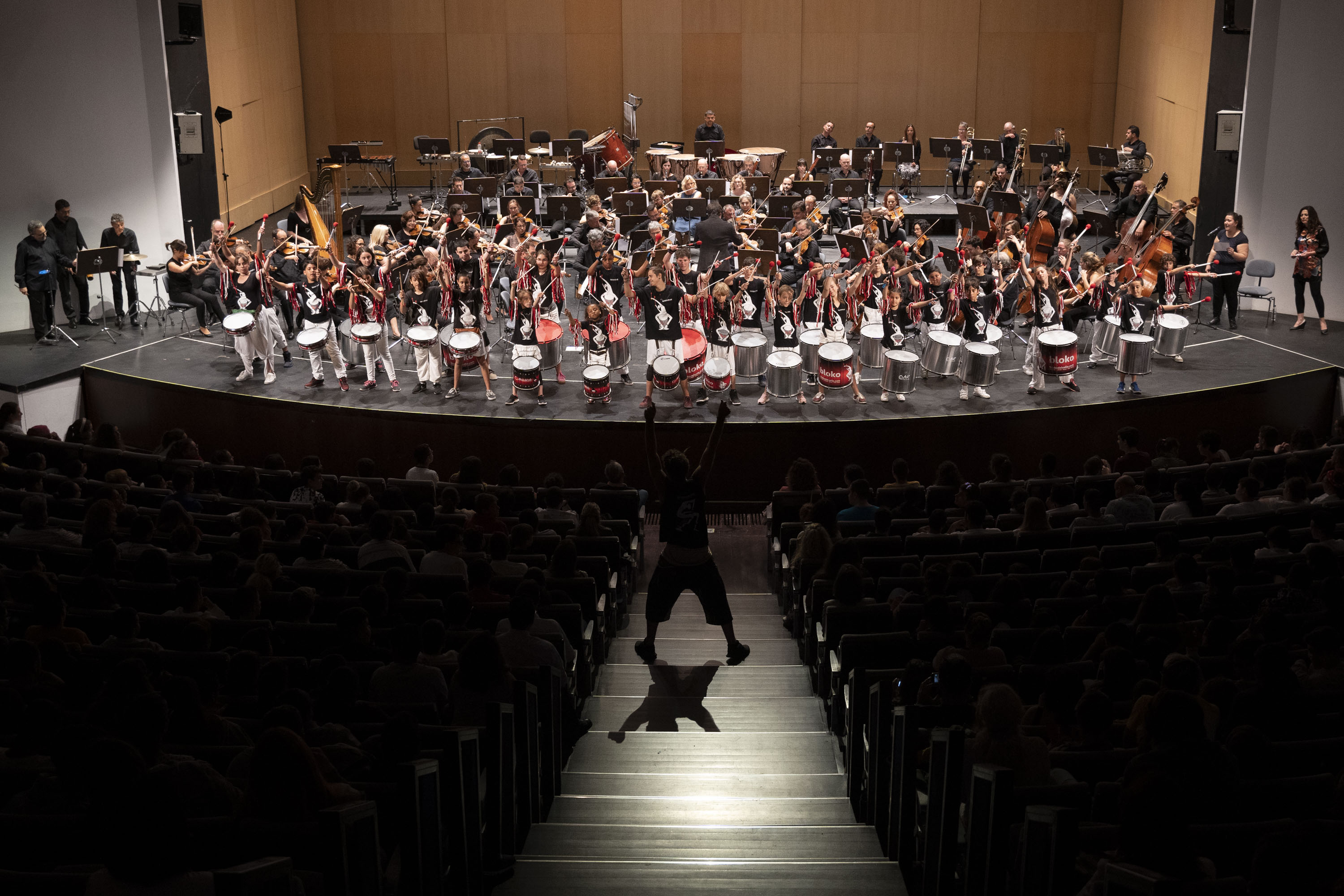 La Orquesta se fusiona en su programa didáctico ‘Malaika’ con los com-ponentes de Bloko Junior-Bloko del Valle . Sinfonica de Tenerife